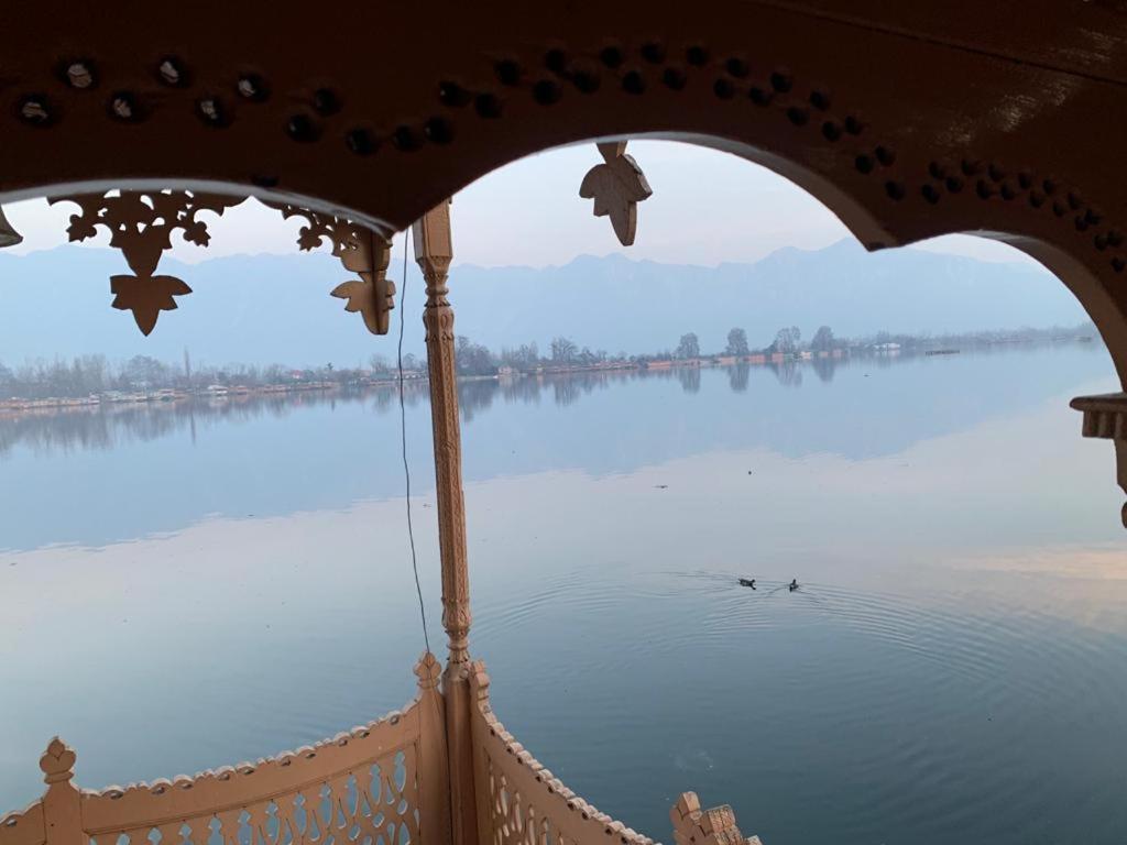 Отель Yadgaar Houseboats Сринагар Экстерьер фото