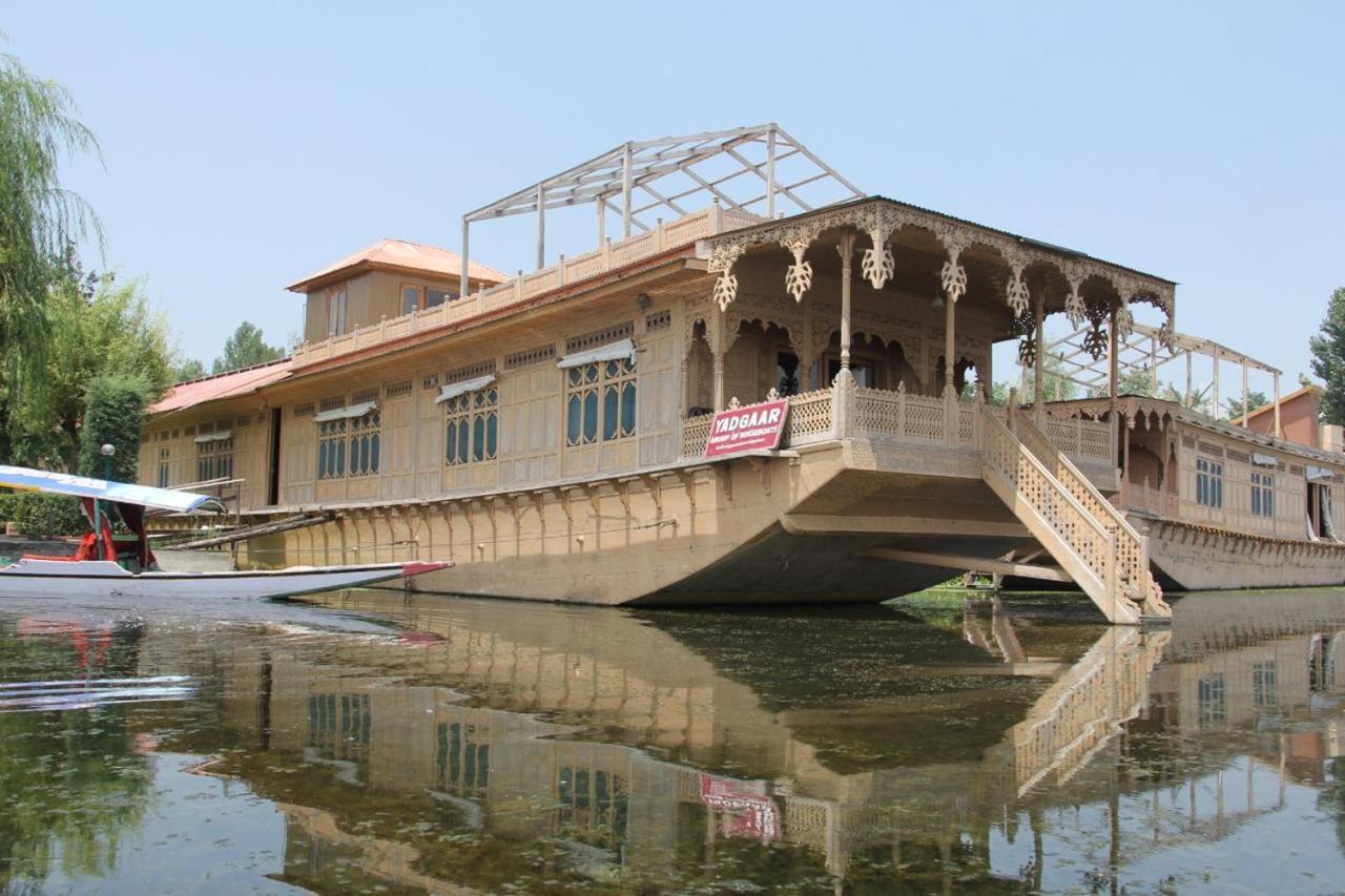 Отель Yadgaar Houseboats Сринагар Экстерьер фото
