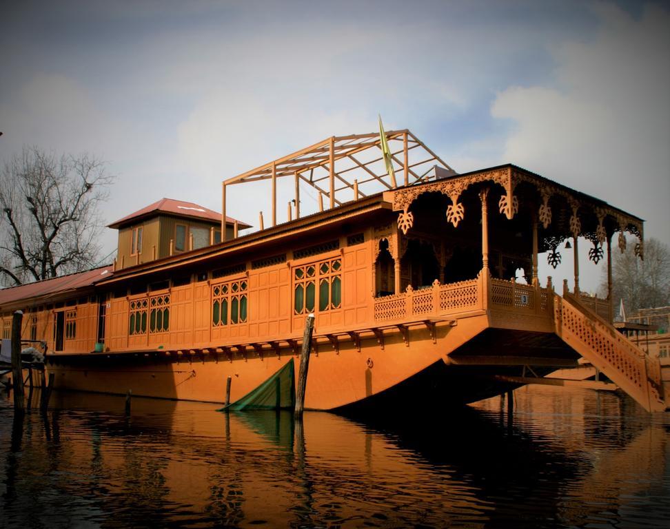 Отель Yadgaar Houseboats Сринагар Экстерьер фото