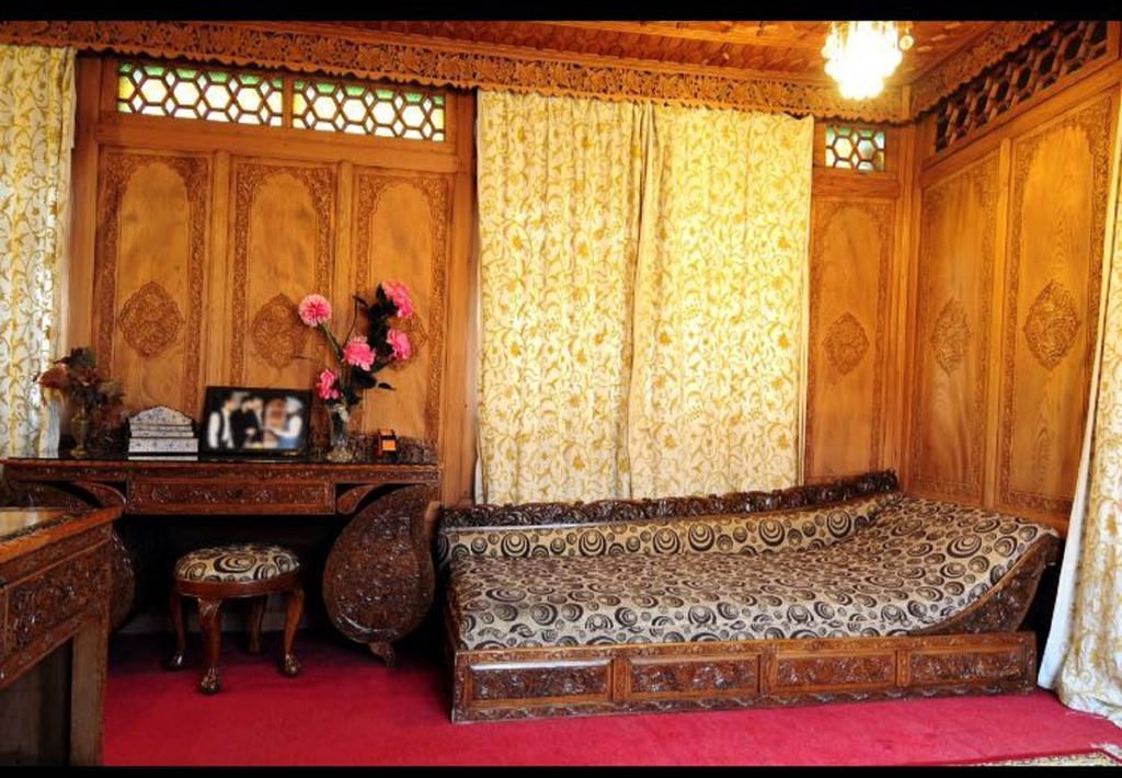 Отель Yadgaar Houseboats Сринагар Экстерьер фото