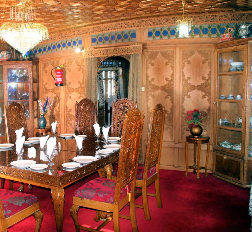Отель Yadgaar Houseboats Сринагар Экстерьер фото
