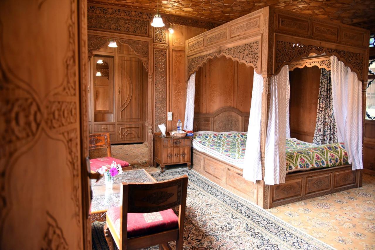 Отель Yadgaar Houseboats Сринагар Экстерьер фото