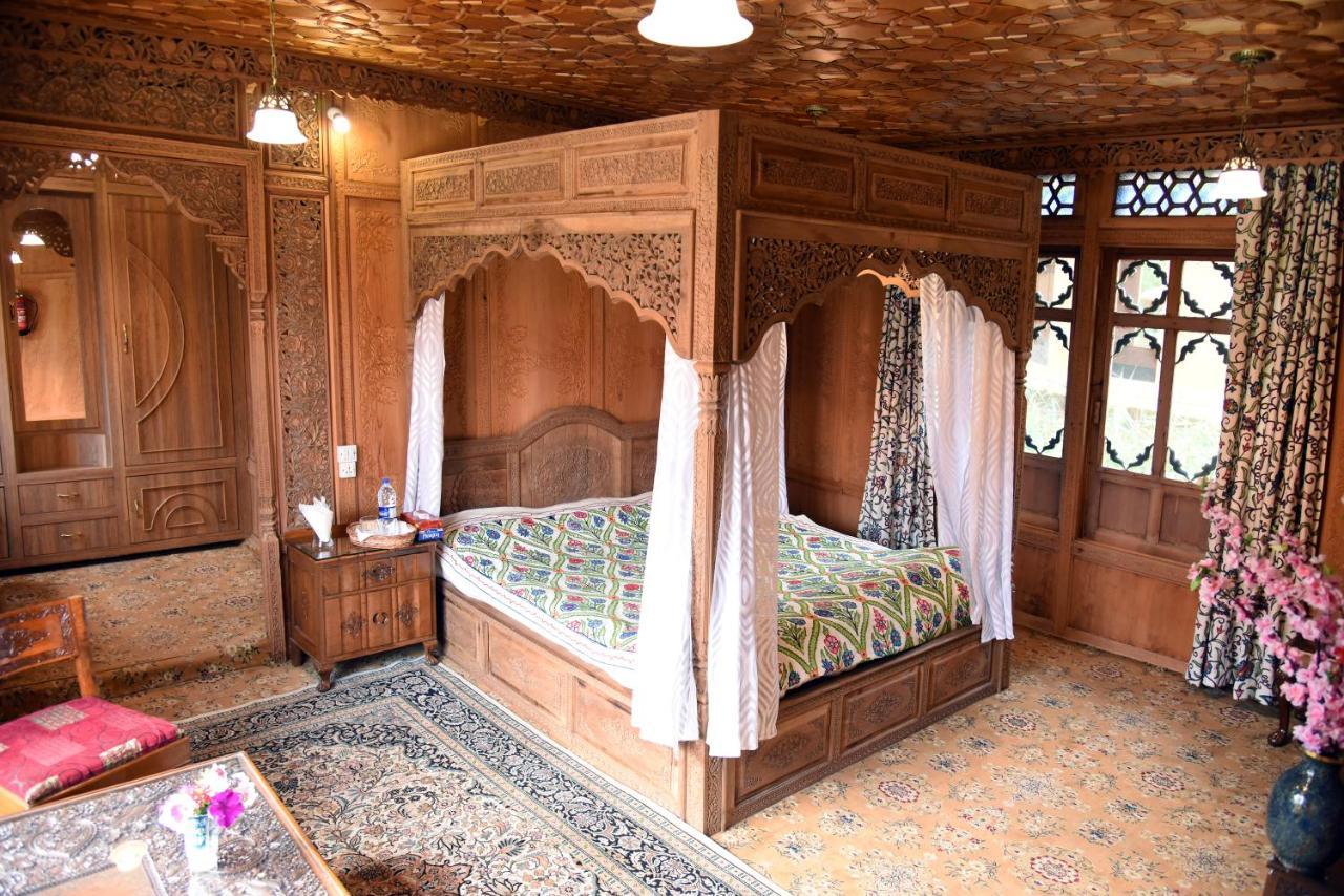 Отель Yadgaar Houseboats Сринагар Экстерьер фото